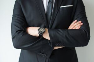 Verslo profesionalas dėvi elegantišką laikrodį, pabrėžiantį jo stilių ir statusą.