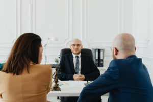 Profesionalus teisininkas konsultuoja klientą dėl nemokamos teisinės pagalbos.