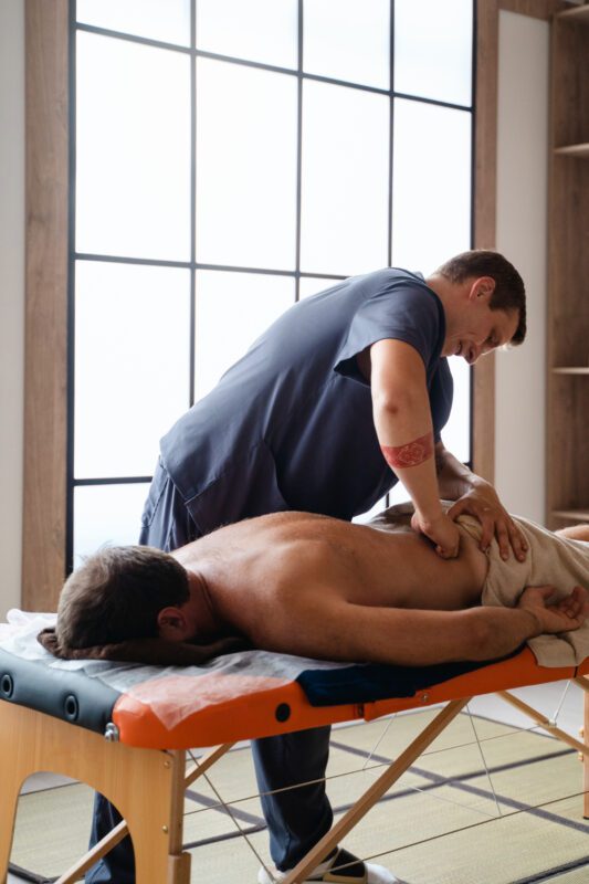 Asmuo mėgaujasi viso kūno masažu, atsipalaiduoja ir mažina raumenų įtampą bei stresą.