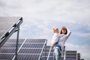 Saulės elektrinės ant namo stogo gaminančios švarią energiją